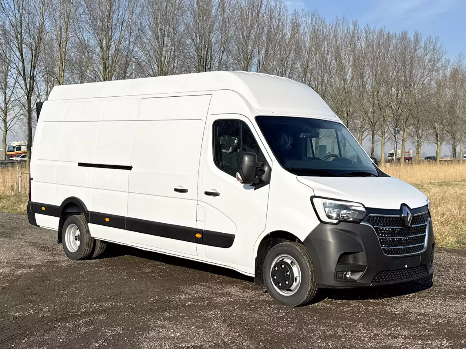 Renault Master L4H3 4×2 Closed Van